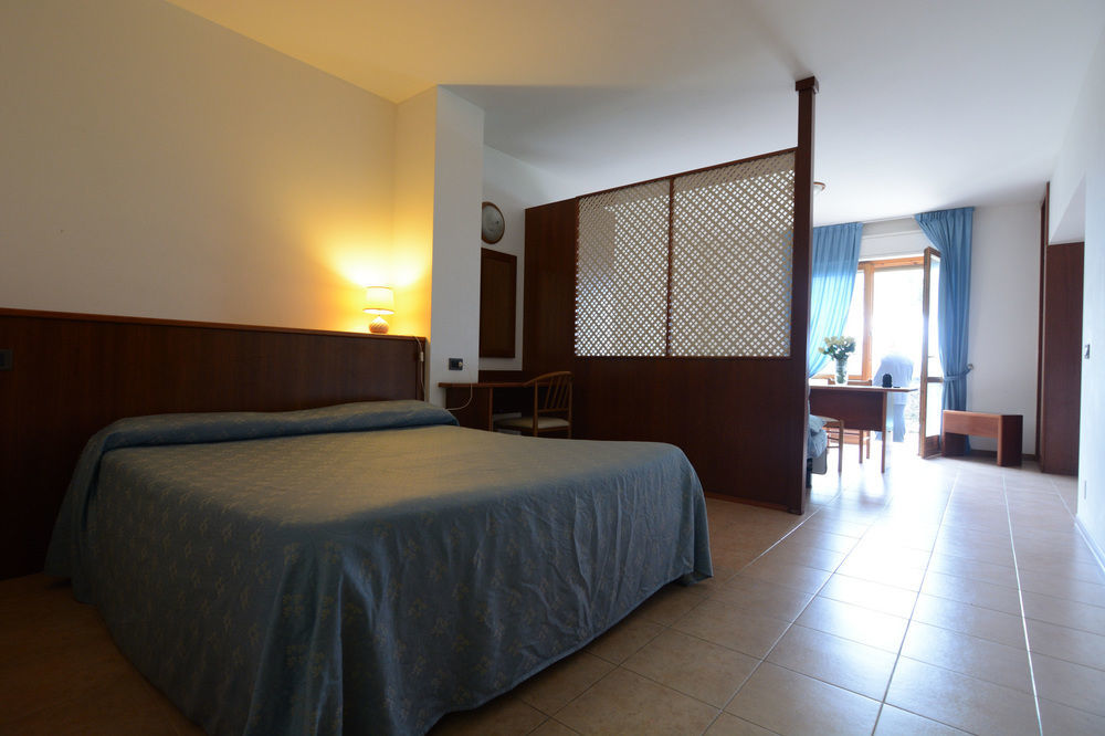 Hotel Ristorante Il Gabbiano Passignano sul Trasimeno Bagian luar foto